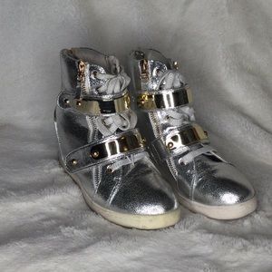 Dazzle High Top Boot / Sneakers Silver w Gold Accent size 6